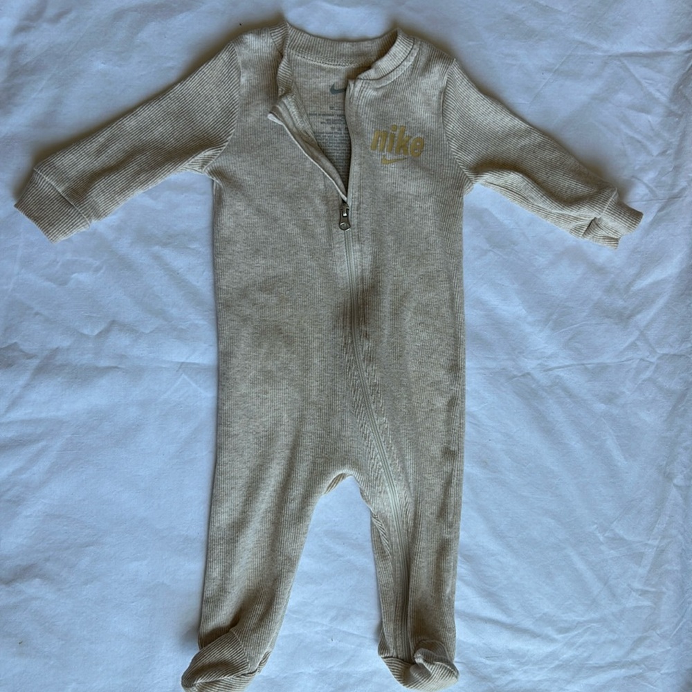 Nike sleeper size 6m